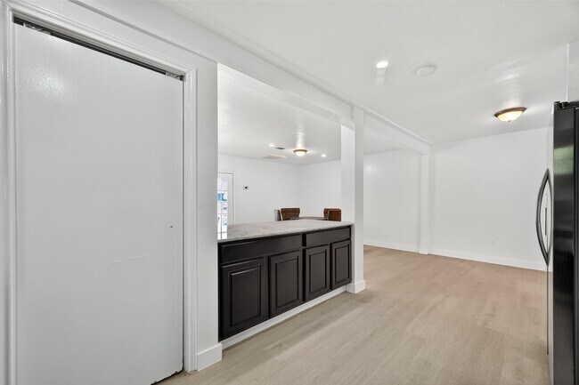 Building Photo - 501 Live Oak St