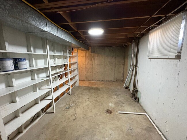 Building Photo - Newly Updated - Spacious 5 Bed 2 Bath Home