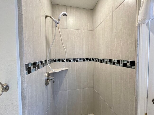 Building Photo - 1951 Devonshire Dr