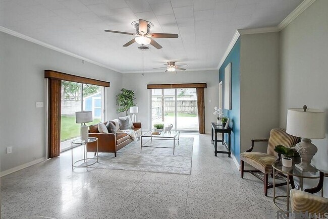 Building Photo - 327 Marion Dr
