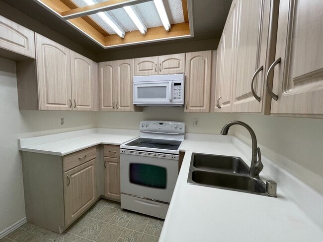 Building Photo - Crosspointe Centrally Located in Honolulu ...