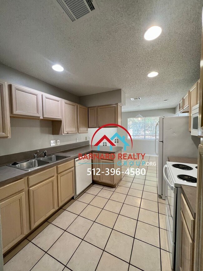 Building Photo - Available July 25: Spacious 3 Bedroom, 2.5 Bath Duplex with Garage