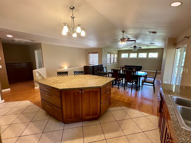 Building Photo - Spacious Home Close to Beaches, Shopping and More in South Maui!