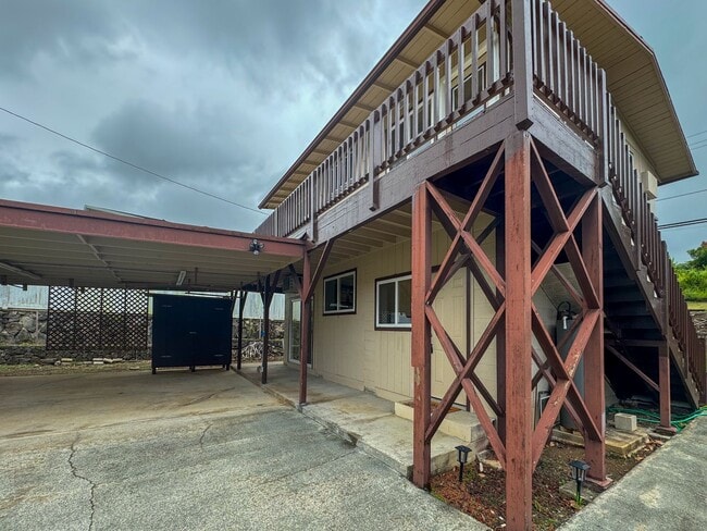 Building Photo - STUDIO/1BA/2PKG. High Ceilings, Shared Yar...