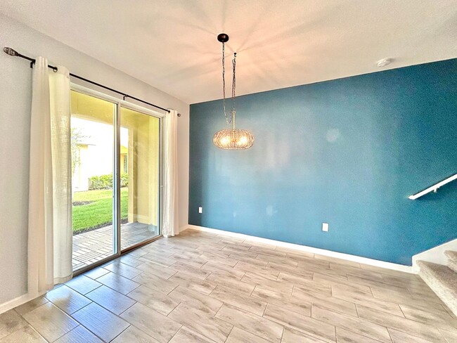 Building Photo - Upscale 3Beds/2.5Baths Townhouse living in...