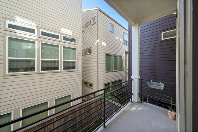 Building Photo - 2625 Fountain Key Blvd