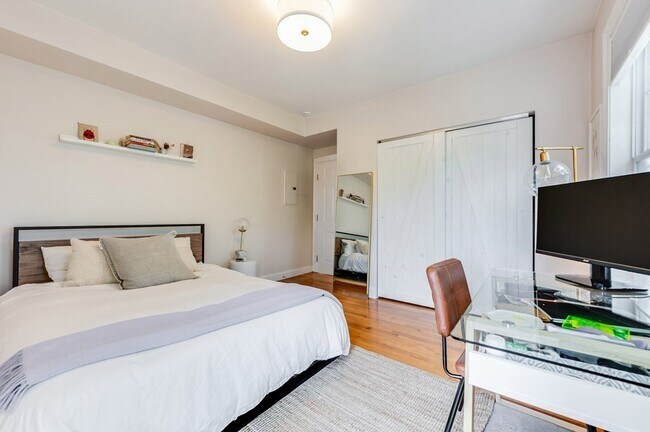 Building Photo - 601 E Broadway