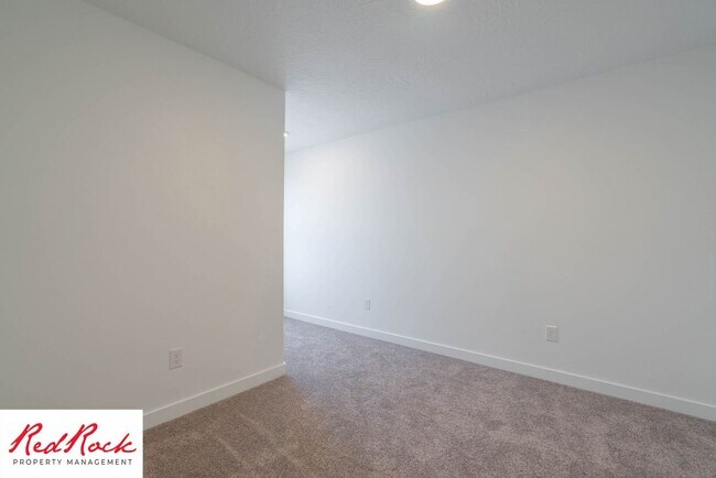 Building Photo - 3316 E Elkhorn Ln