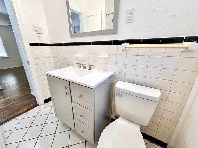 Building Photo - 2537 NW 35th St