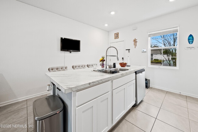 Building Photo - 8415 Zenith Cir