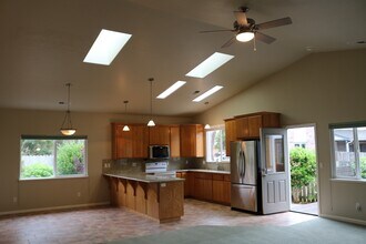 Building Photo - Gorgeous, spacious 3/2.5 with garage and o...