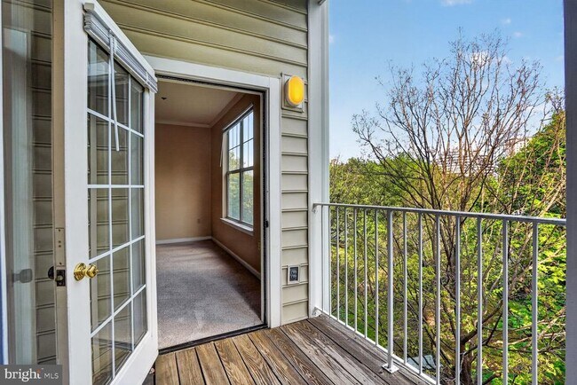 Building Photo - 1645 International Dr