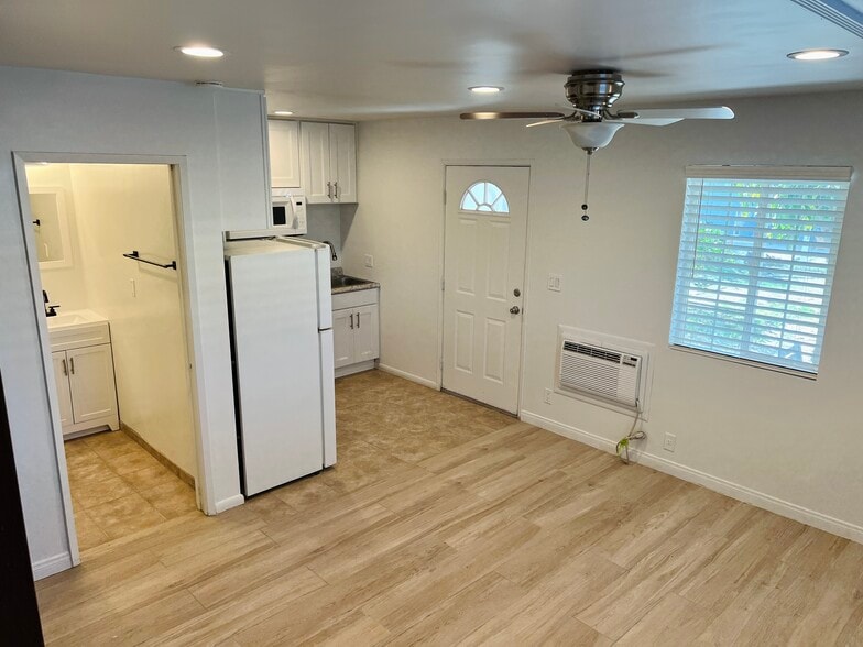 Room facing kitchen - 1404 N Buena Vista St