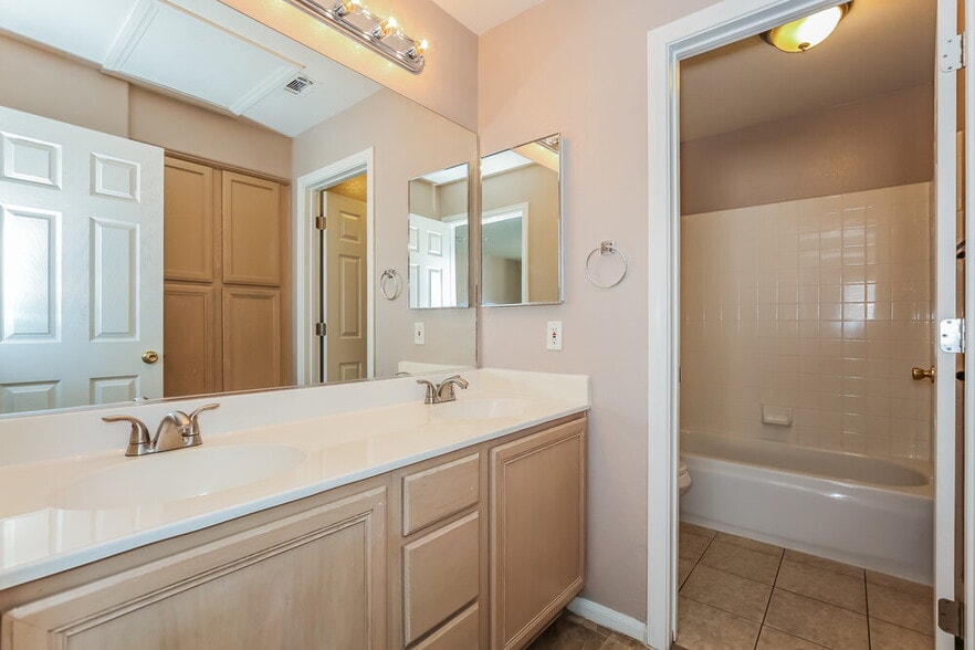 Building Photo - 1102 Broomfield Dr