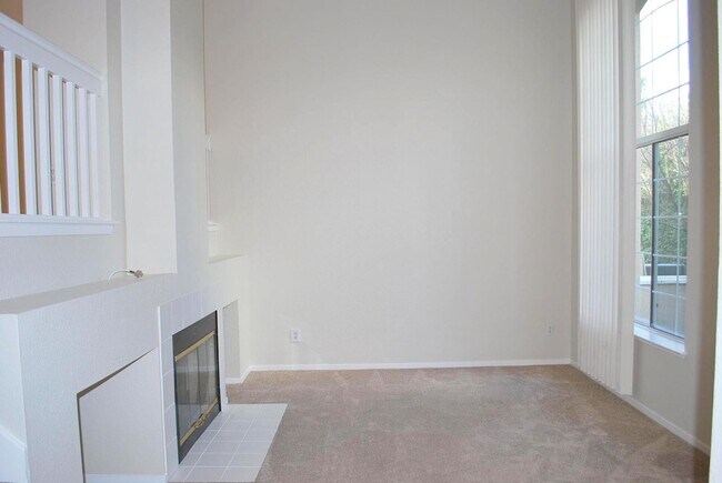 Building Photo - REDUCED ! Bright & Modern Townhouse in Beautiful Danville! Close to Blackhawk Plaza!