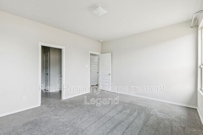 Building Photo - 968 Ravenwood Ln