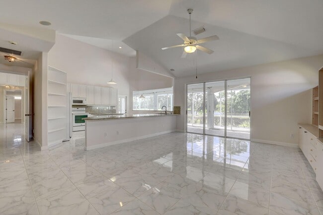 Building Photo - 8028 Plantation Lakes Dr