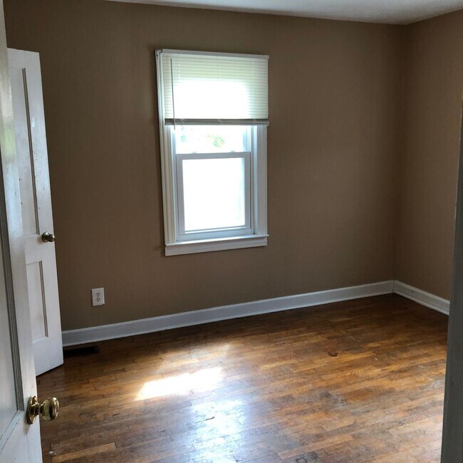 Building Photo - Beautiful country settings!  3 Bedroom / 1 bath - Kingsport TN