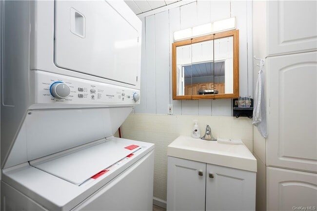 Building Photo - 299 Oscawana Lake Rd