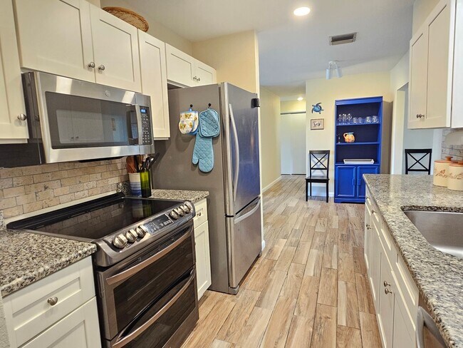 Building Photo - 426 Pineview Dr