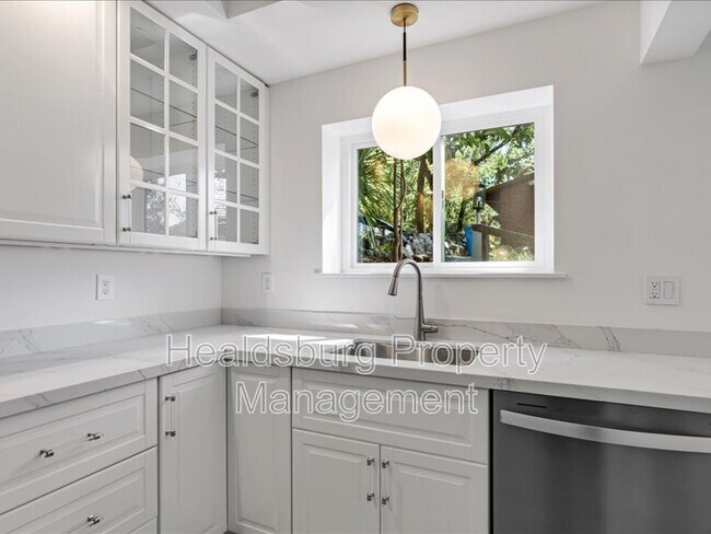 Building Photo - 2054 Madrone Ave