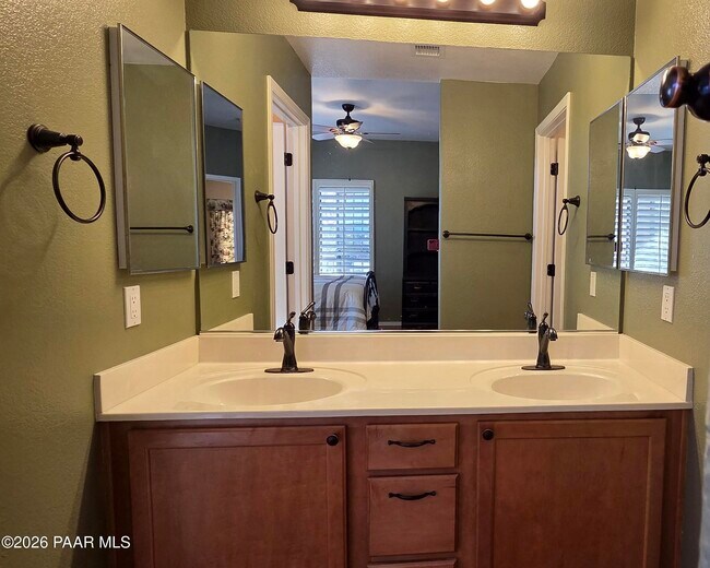 Building Photo - 1975 S Blooming Hills Dr