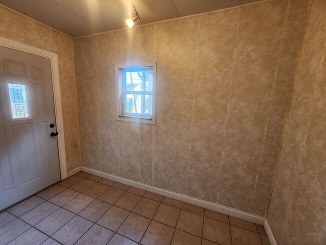 Building Photo - Charming 2 bedroom, 1 bathroom home