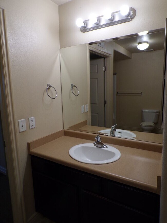 Building Photo - Great 3 Bed 2 Bath Sandy Condo!!