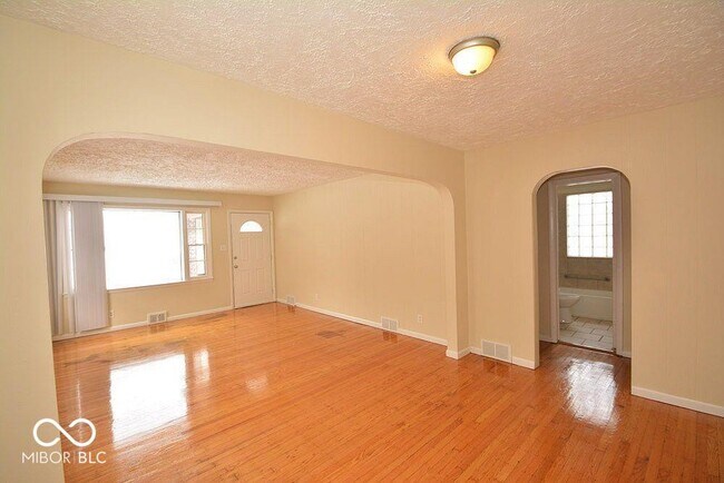 Building Photo - 5005 Indianola Ave