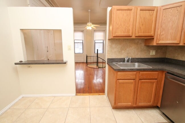 Building Photo - Spacious Bilevel 1 BR, 1.5 BA & More!*Avai...