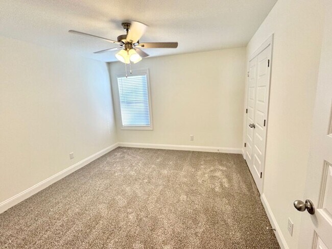 Building Photo - MarchMeadowsWay10243