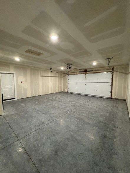 Building Photo - 2430 Lotus Ave