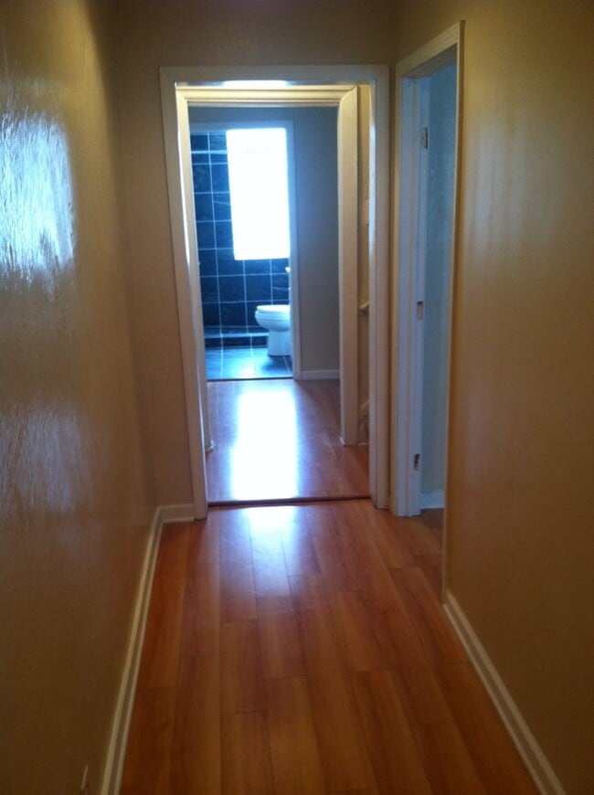 Building Photo - Beautiful 5 bed, 2 bath luxury south side flats home, amazing location!