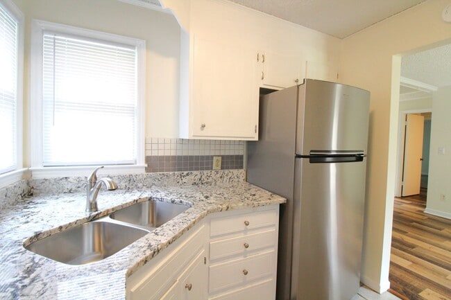 Building Photo - Charming 2 Bedroom, Large lot fenced in yard