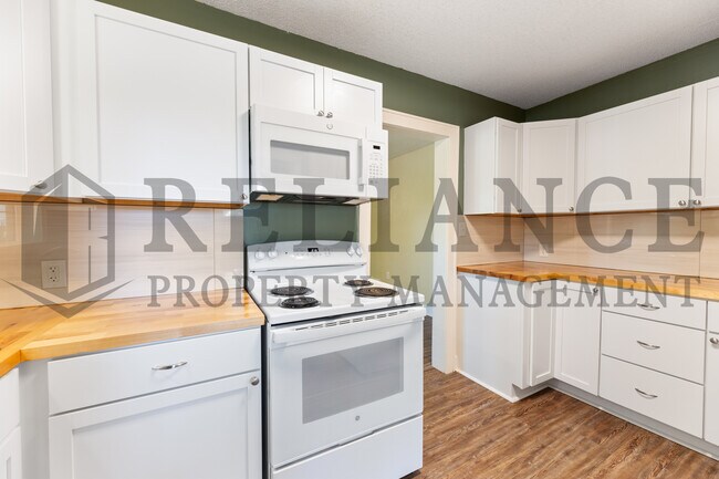 Building Photo - 221 N Walnut St