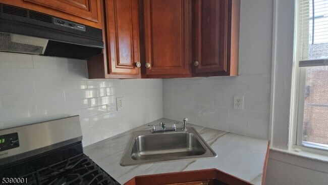 Building Photo - 264 Pomona Ave