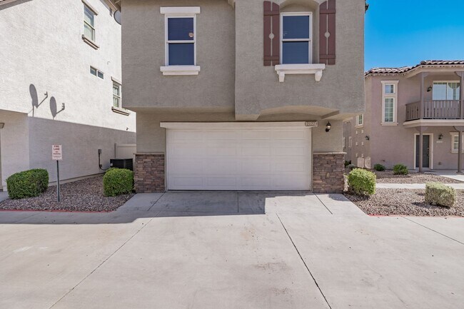 Building Photo - Newly updated townhouse with 2 car garage!