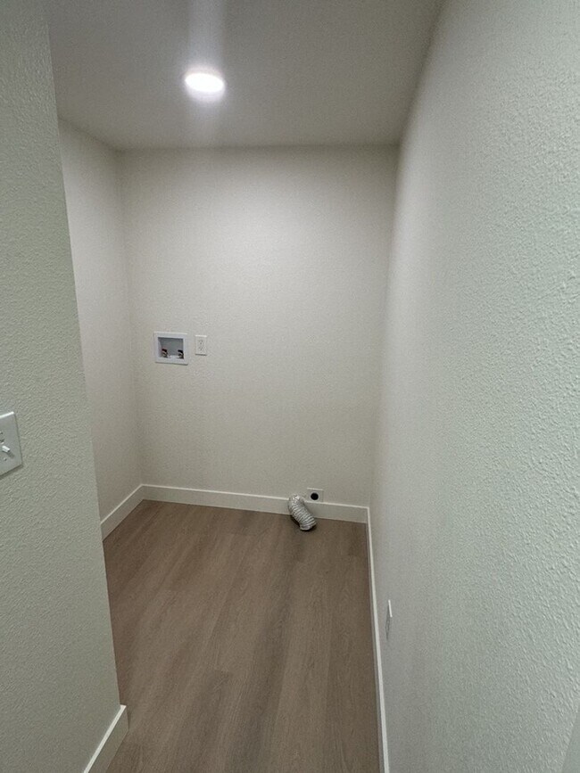 Building Photo - Completely Renovated 2BD/1BA Condo w Attached Garage