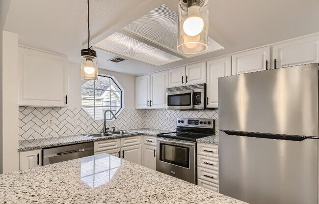 Building Photo - Spacious 2 Bed, 2 Bath Condo with Garage i...
