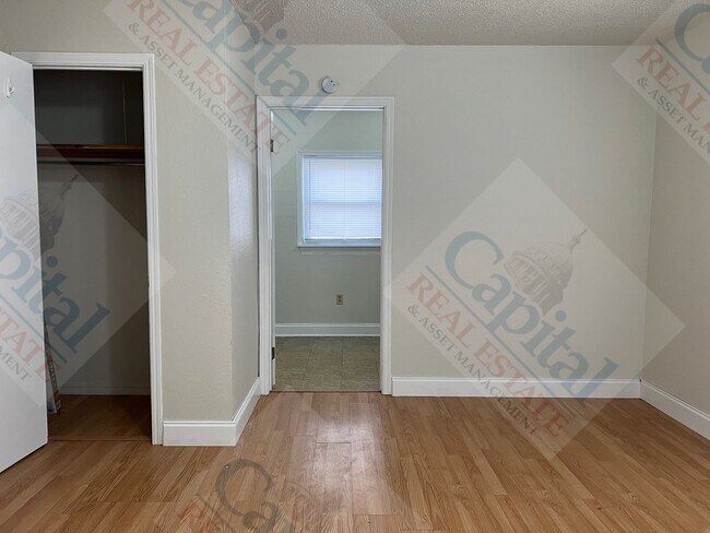 Building Photo - Cozy 2 Bedroom