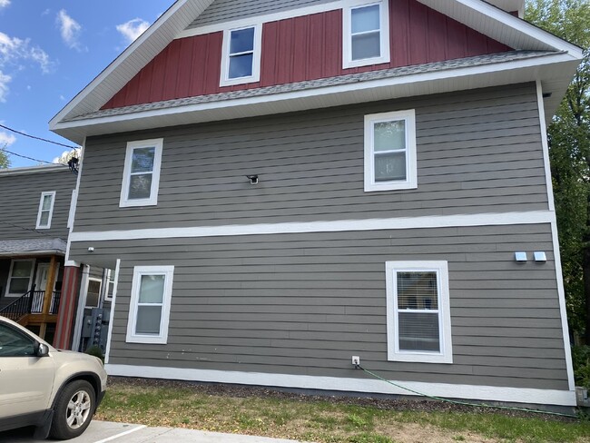 Building Photo - Modern Comfort Meets Urban Convenience in Longfellow!