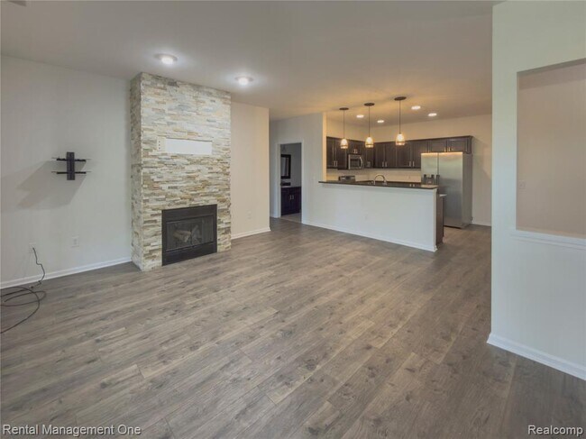 Building Photo - 5637 Twin Oaks Dr