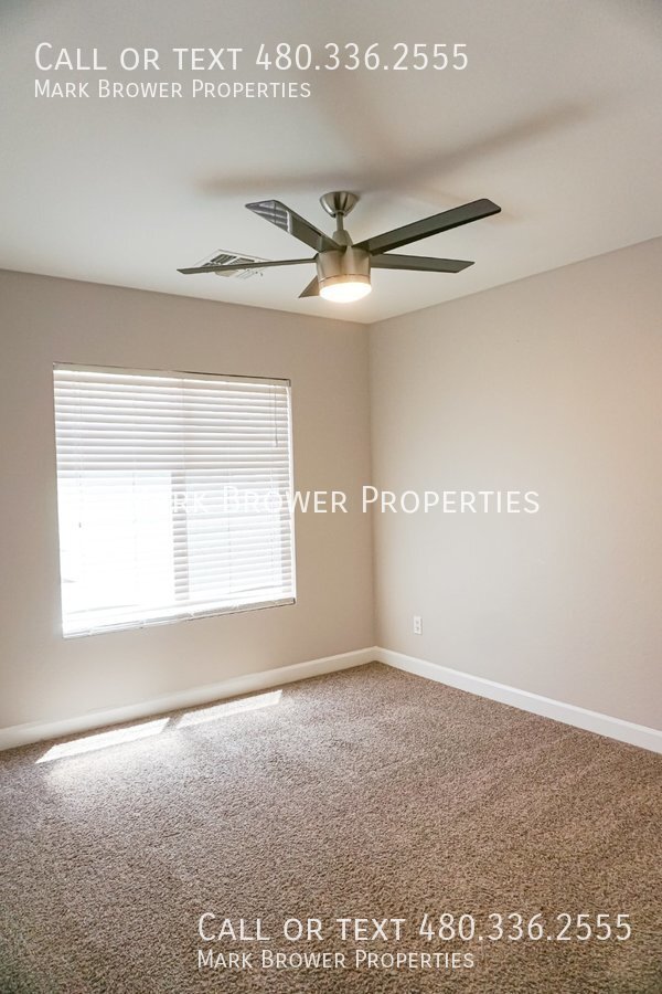 Building Photo - 1136 E Christopher St