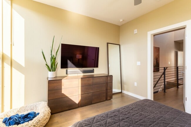 Building Photo - 2002 E 7th St