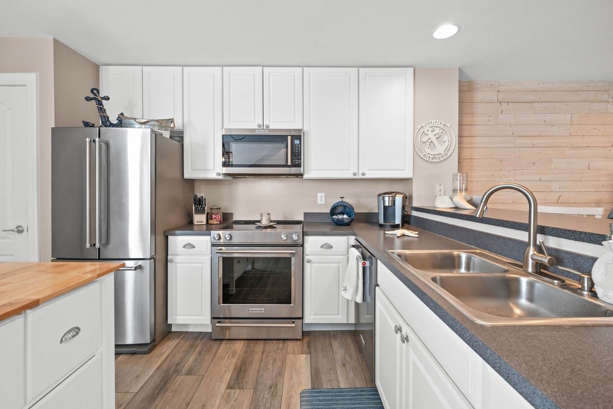 Building Photo - 17293 Queen Anne Way