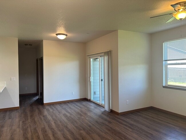 Building Photo - 2 BD Duplex with Garage!