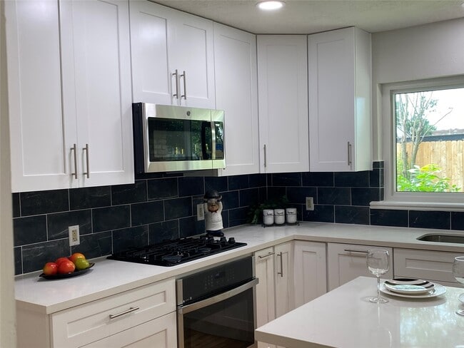 Building Photo - 4929 Libbey Dr