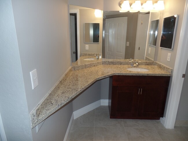 Building Photo - 2810 N Oakland Forest Dr
