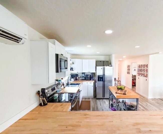 Building Photo - Beautifully remodeled 3-bedroom, 2-bathroo...