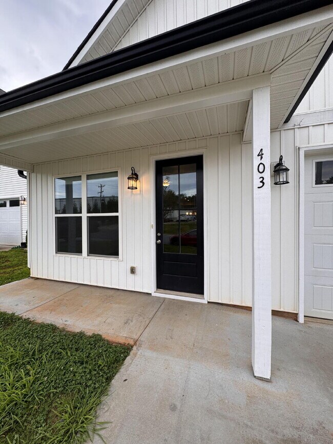 Building Photo - Modern 4-Bed, 3.5-Bath Home in Travelers R...